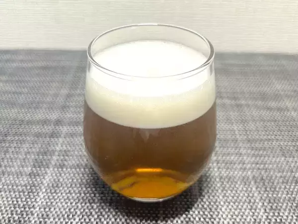「麦茶がビールそっくりに変身　伊藤園の「泡ふわむぎ茶」を実際に作ってみた」の画像
