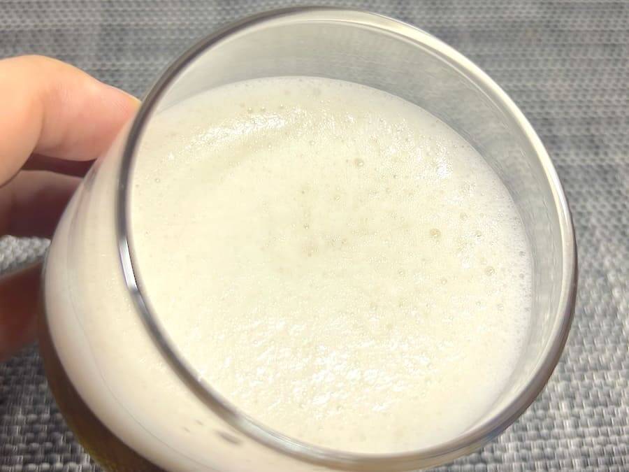 麦茶がビールそっくりに変身　伊藤園の「泡ふわむぎ茶」を実際に作ってみた