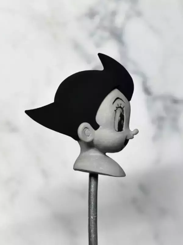 「アトムの“あの髪型”を粘土で完全再現　どの角度から見ても破綻しない驚異の造形」の画像