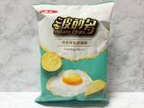 「脳がバグるレベルの再現度　「目玉焼きチップス」が完全に目玉焼き味だった」の画像1
