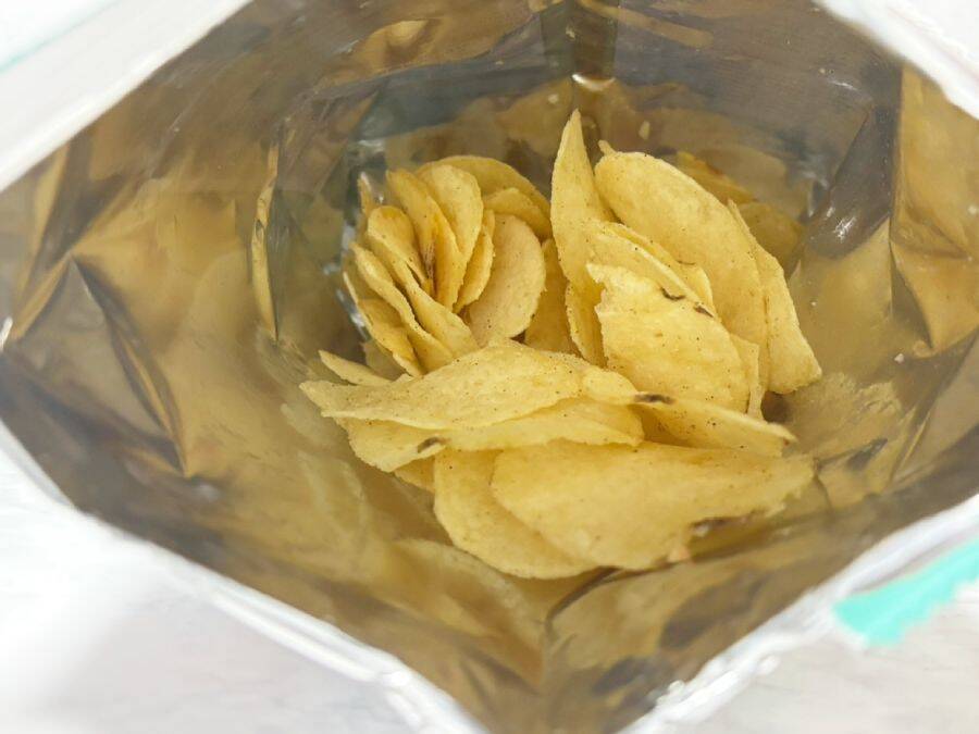 脳がバグるレベルの再現度　「目玉焼きチップス」が完全に目玉焼き味だった