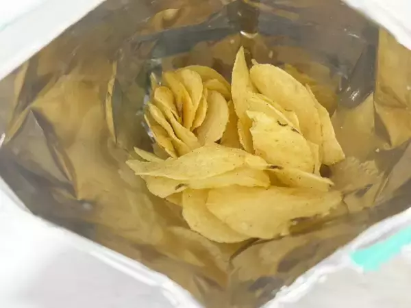 「脳がバグるレベルの再現度　「目玉焼きチップス」が完全に目玉焼き味だった」の画像