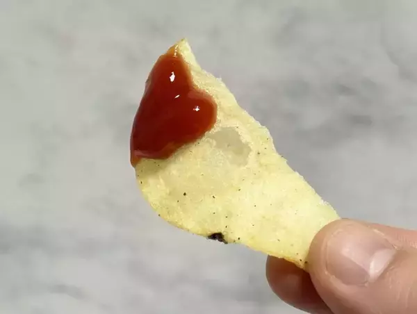 「脳がバグるレベルの再現度　「目玉焼きチップス」が完全に目玉焼き味だった」の画像
