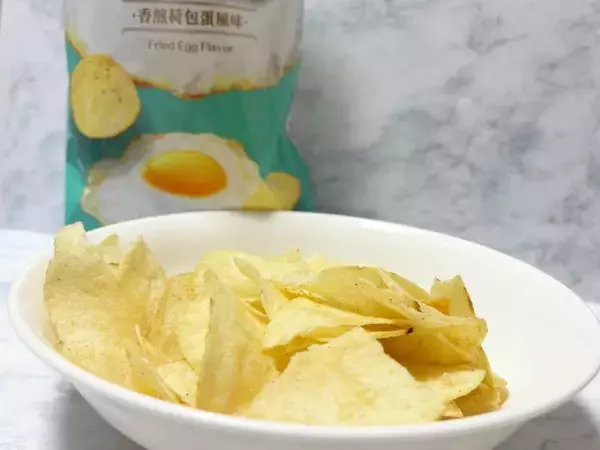 「脳がバグるレベルの再現度　「目玉焼きチップス」が完全に目玉焼き味だった」の画像