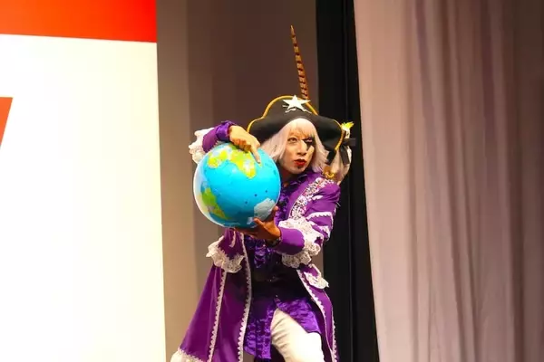 「松重豊＆のんが新CMで刑事バディに！ロケットナウ新CM発表会で制作陣にラブコール？」の画像