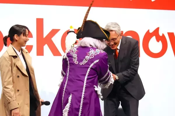 「松重豊＆のんが新CMで刑事バディに！ロケットナウ新CM発表会で制作陣にラブコール？」の画像