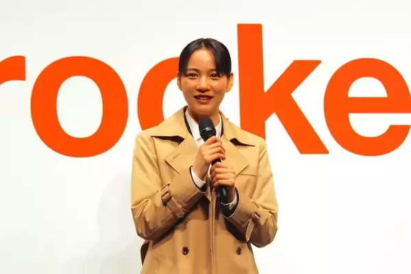 「松重豊＆のんが新CMで刑事バディに！ロケットナウ新CM発表会で制作陣にラブコール？」の画像