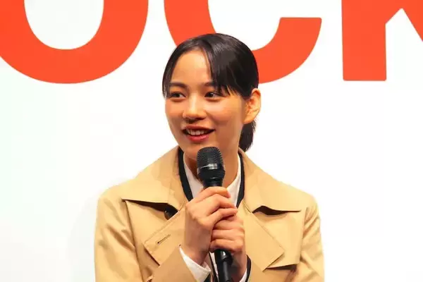 「松重豊＆のんが新CMで刑事バディに！ロケットナウ新CM発表会で制作陣にラブコール？」の画像