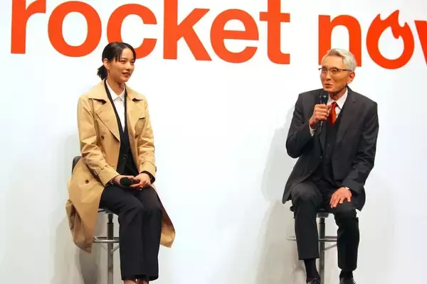 「松重豊＆のんが新CMで刑事バディに！ロケットナウ新CM発表会で制作陣にラブコール？」の画像