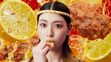 三吉彩花、ねじり鉢巻で太鼓を豪快に打ち鳴らす　「湖池屋ストロング」新TVCMが7月1日より放映開始