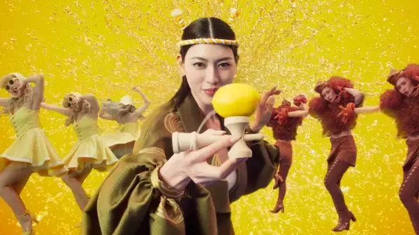 「三吉彩花、ねじり鉢巻で太鼓を豪快に打ち鳴らす　「湖池屋ストロング」新TVCMが7月1日より放映開始」の画像
