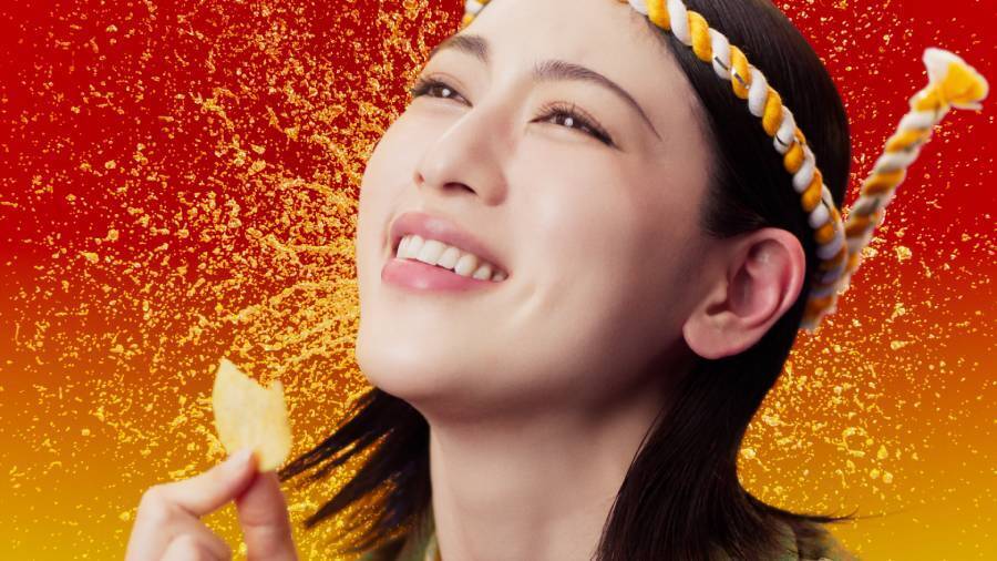 三吉彩花、ねじり鉢巻で太鼓を豪快に打ち鳴らす　「湖池屋ストロング」新TVCMが7月1日より放映開始