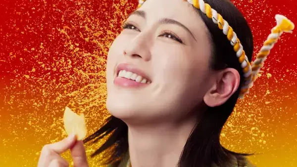 「三吉彩花、ねじり鉢巻で太鼓を豪快に打ち鳴らす　「湖池屋ストロング」新TVCMが7月1日より放映開始」の画像