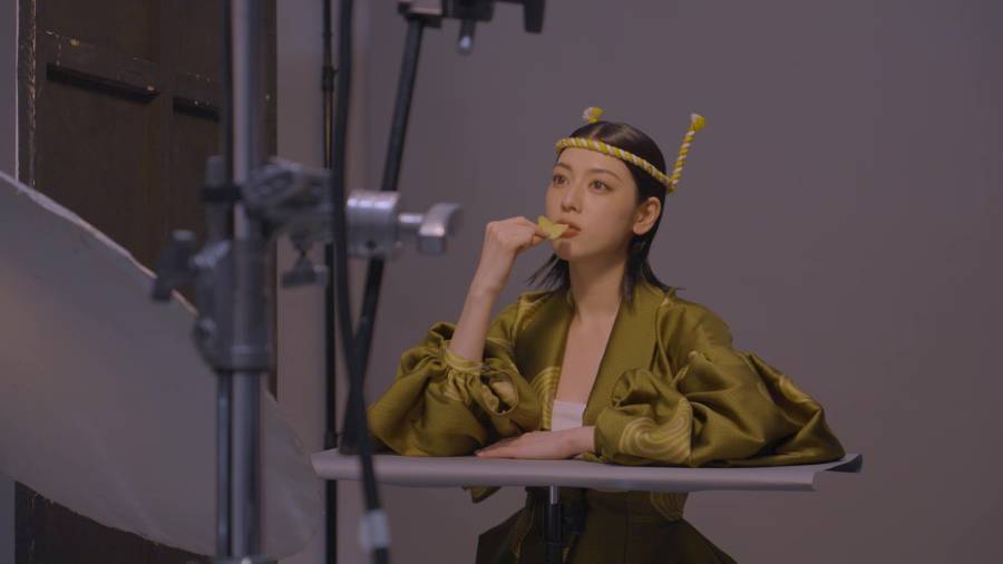三吉彩花、ねじり鉢巻で太鼓を豪快に打ち鳴らす　「湖池屋ストロング」新TVCMが7月1日より放映開始