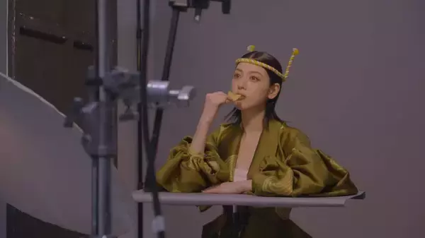 「三吉彩花、ねじり鉢巻で太鼓を豪快に打ち鳴らす　「湖池屋ストロング」新TVCMが7月1日より放映開始」の画像