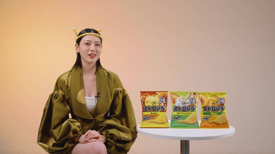 三吉彩花、ねじり鉢巻で太鼓を豪快に打ち鳴らす　「湖池屋ストロング」新TVCMが7月1日より放映開始