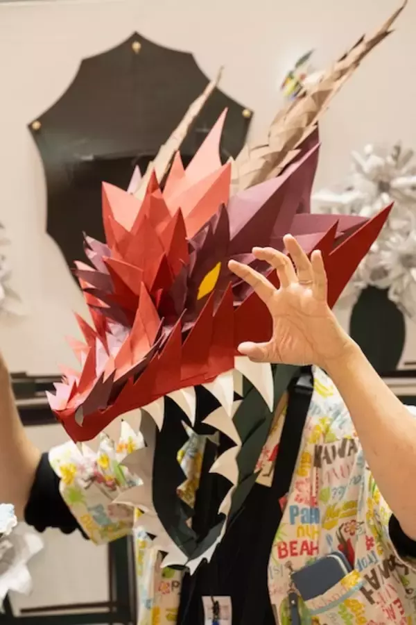 「「手がドラゴンになるよ」龍好き作家による“遊べるペーパークラフト”」の画像