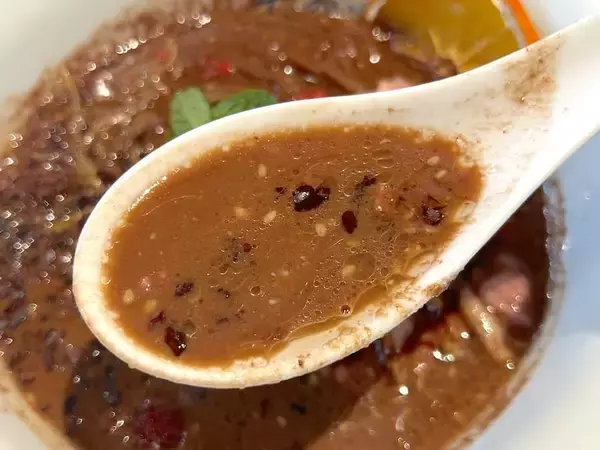 「甘いの？しょっぱいの？1日20食限定の「チョコレート味噌ラーメン」が唯一無二の体験だった」の画像