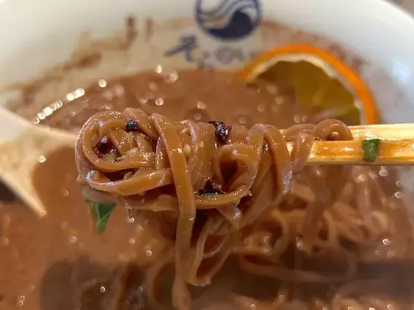 「甘いの？しょっぱいの？1日20食限定の「チョコレート味噌ラーメン」が唯一無二の体験だった」の画像