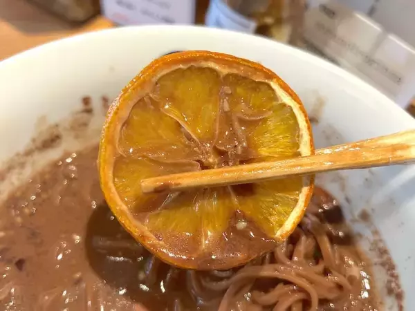 「甘いの？しょっぱいの？1日20食限定の「チョコレート味噌ラーメン」が唯一無二の体験だった」の画像