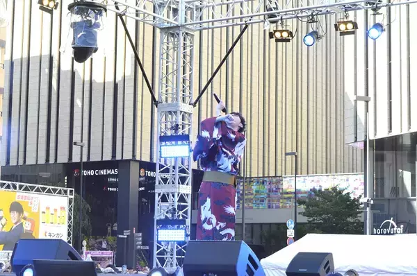 「オーイシマサヨシ登場にファンから＼クソメガネ！／の声援　豊島区・Hareza池袋3周年イベントで名曲「キンカンのうた2020」など披露」の画像