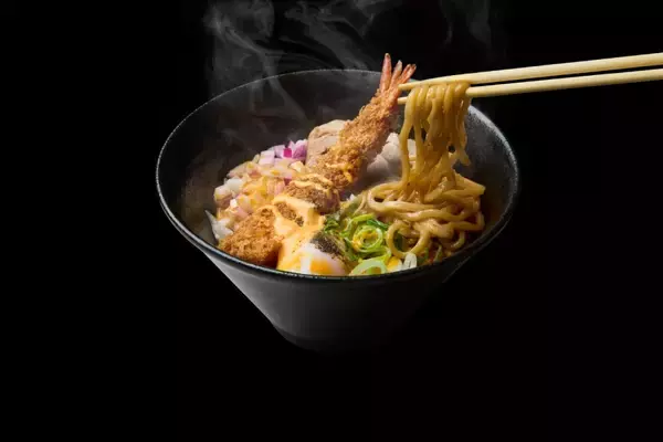 「トッピングボタン30秒押し放題！「食券無双油そば 黒烏龍亭」が渋谷に限定出店　SUSURU考案の一杯も」の画像