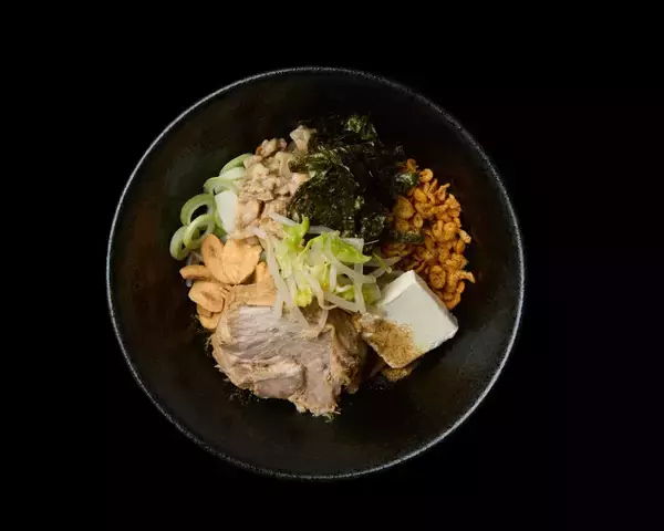 「トッピングボタン30秒押し放題！「食券無双油そば 黒烏龍亭」が渋谷に限定出店　SUSURU考案の一杯も」の画像