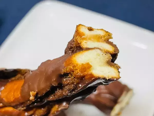 「九州のご当地パン「マンハッタン」って知ってる？　チョコの甘みとザクザク食感がたまらんとよ」の画像