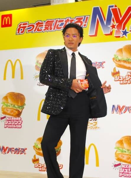 人気の「N.Y.バーガーズ」が今年も登場！元マッククルーの数原龍友が、片寄涼太＆みちょぱにデリバリー