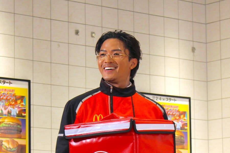 人気の「N.Y.バーガーズ」が今年も登場！元マッククルーの数原龍友が、片寄涼太＆みちょぱにデリバリー