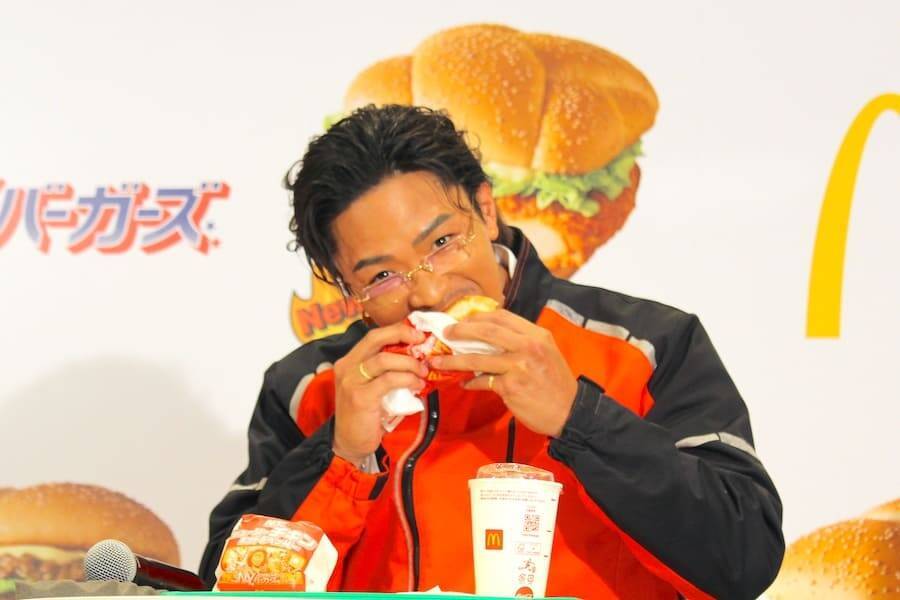 人気の「N.Y.バーガーズ」が今年も登場！元マッククルーの数原龍友が、片寄涼太＆みちょぱにデリバリー