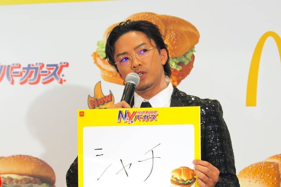 人気の「N.Y.バーガーズ」が今年も登場！元マッククルーの数原龍友が、片寄涼太＆みちょぱにデリバリー