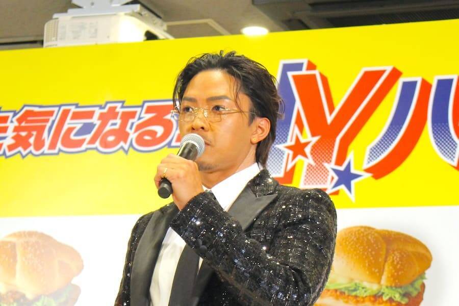 人気の「N.Y.バーガーズ」が今年も登場！元マッククルーの数原龍友が、片寄涼太＆みちょぱにデリバリー