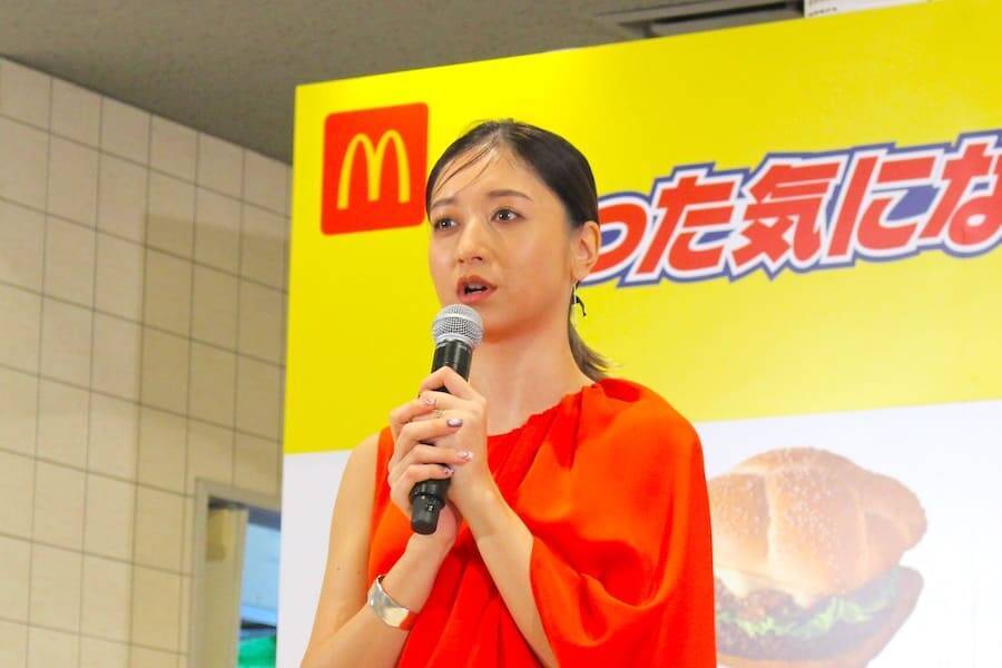 人気の「N.Y.バーガーズ」が今年も登場！元マッククルーの数原龍友が、片寄涼太＆みちょぱにデリバリー