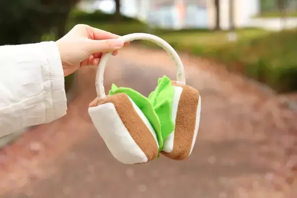 「「サンドイッチの具」になれるイヤーマフが爆誕　「企画デザイン2時」の新グッズに8万いいね」の画像