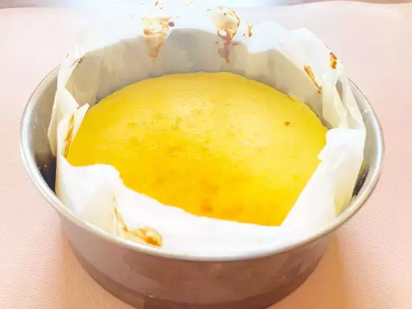 「ケーキが取り出せないストレスから開放！「便利なクッキングシートの敷き方」が本当に便利だった」の画像