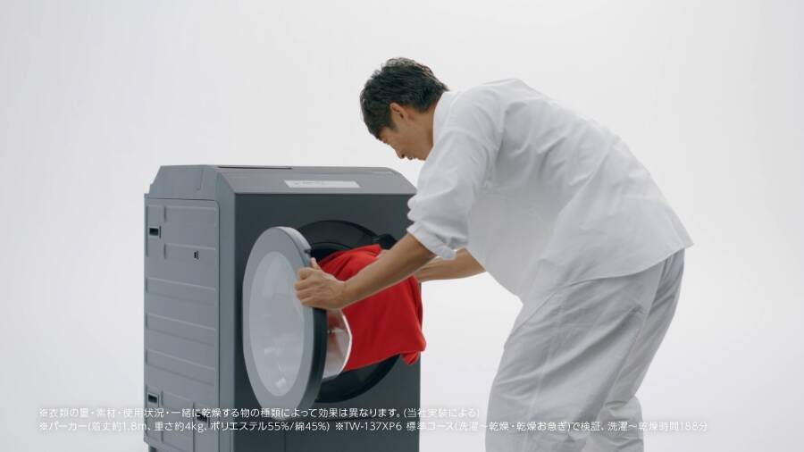 反町隆史が1.8m巨大パーカーを洗濯乾燥　「ZABOON」CMで大胆実験