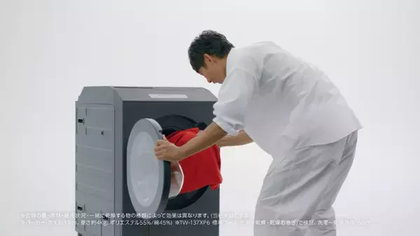 「反町隆史が1.8m巨大パーカーを洗濯乾燥　「ZABOON」CMで大胆実験」の画像