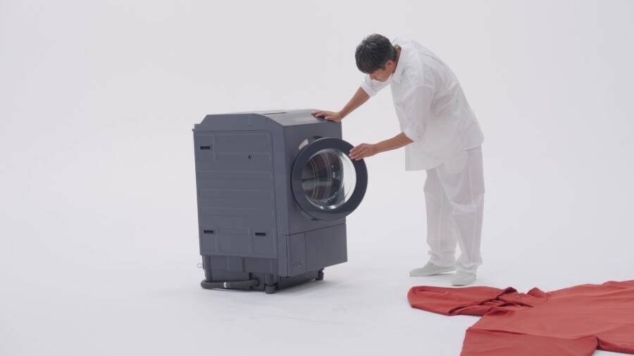 反町隆史が1.8m巨大パーカーを洗濯乾燥　「ZABOON」CMで大胆実験
