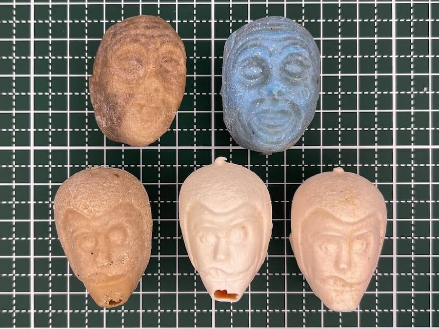 海辺で3度拾った頭だけルパン　不気味すぎるフィギュアの正体は”昭和のハズレ景品”