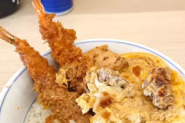 「丼からはみ出す海老フライ！かつやの「海老タレカツと親子丼の合い盛り丼」と初デートしてきた」の画像
