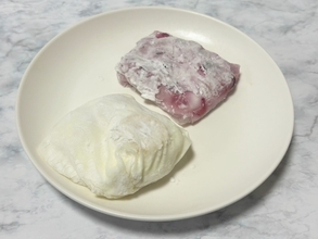 ライスペーパーで包むだけ　海外で大バズり中のヘルシーな「フルーツ大福風デザート」を作ってみた