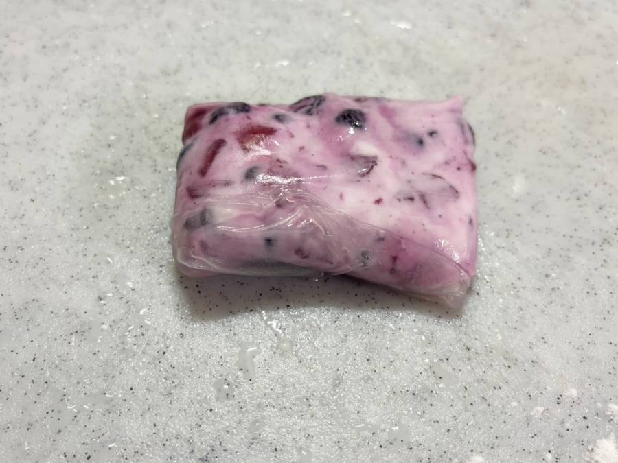 ライスペーパーで包むだけ　海外で大バズり中のヘルシーな「フルーツ大福風デザート」を作ってみた