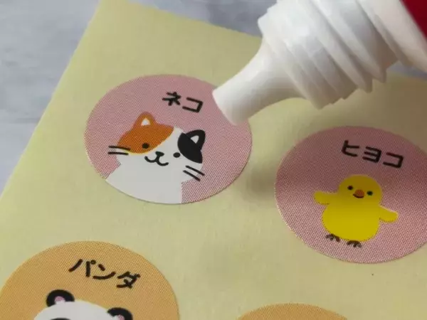 「「ぷっくりシール難民」に救いの手　コニシ公式が教える「ボンド活用術」を試してみた」の画像