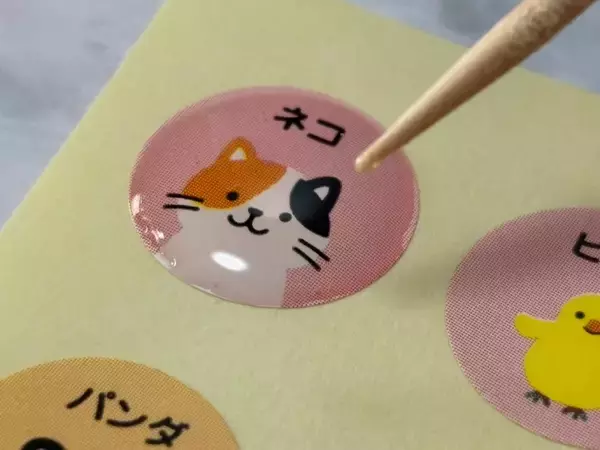 「「ぷっくりシール難民」に救いの手　コニシ公式が教える「ボンド活用術」を試してみた」の画像