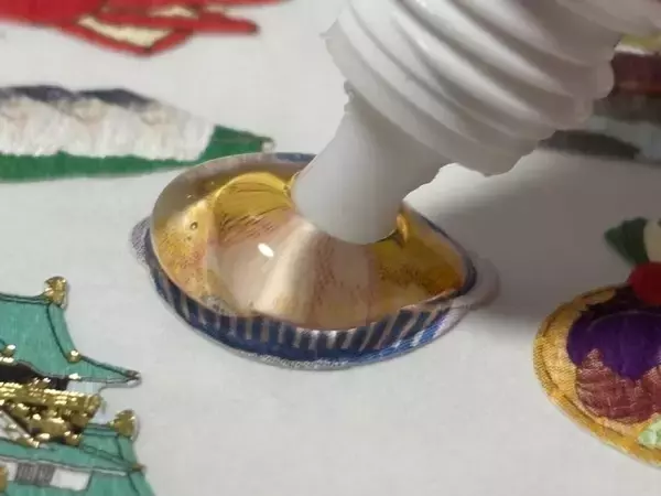 「「ぷっくりシール難民」に救いの手　コニシ公式が教える「ボンド活用術」を試してみた」の画像