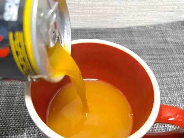 「コーンスープ派だった記者、ダイドーの「旨辛ユッケジャンクッパ風スープ」に寝返る」の画像