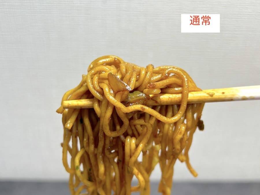 「日清焼そばU.F.O.」が“究極進化”！どれくらい変わった？　2種類を食べ比べてみた