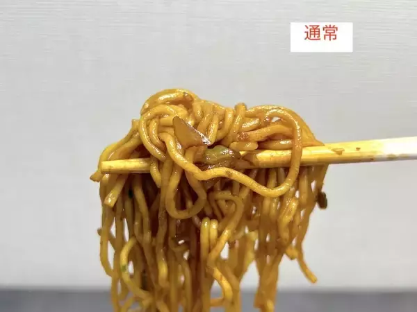 「「日清焼そばU.F.O.」が“究極進化”！どれくらい変わった？　2種類を食べ比べてみた」の画像