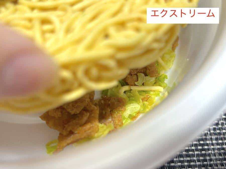 「日清焼そばU.F.O.」が“究極進化”！どれくらい変わった？　2種類を食べ比べてみた